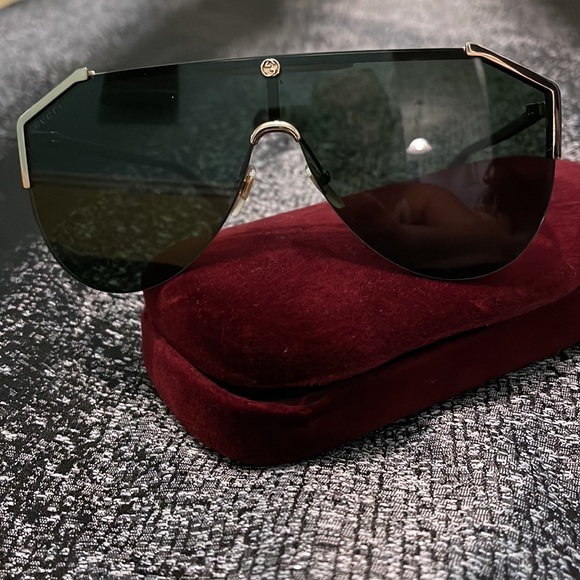 Original Gucci oversized black and gold sunglasses with original case. - Picture 4 of 8
